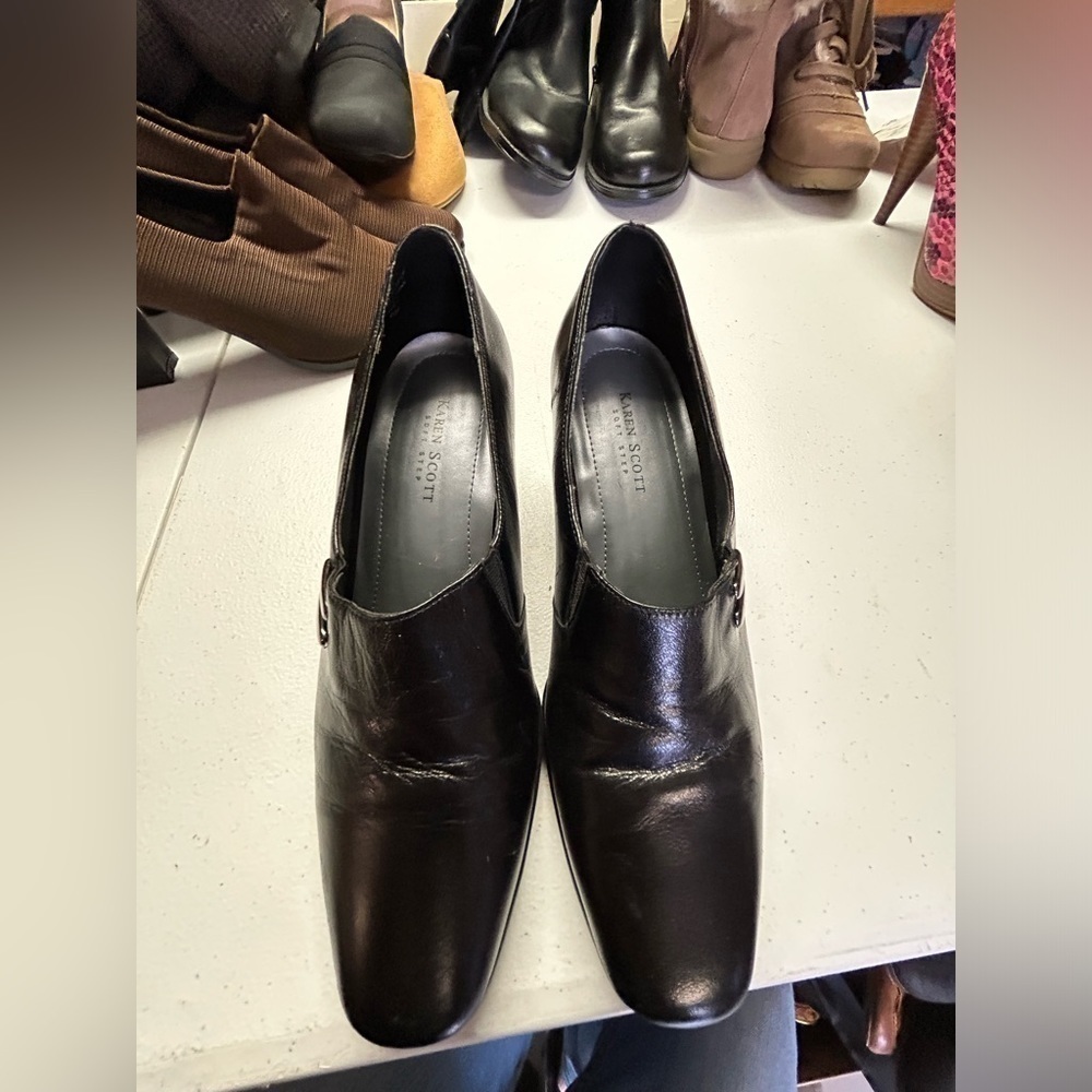 Karen Scott black 2 inch leather pumps